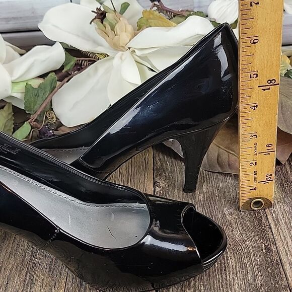 Fergaliscious by Fergie heeled pumps Size 9M - Picture 9 of 11
